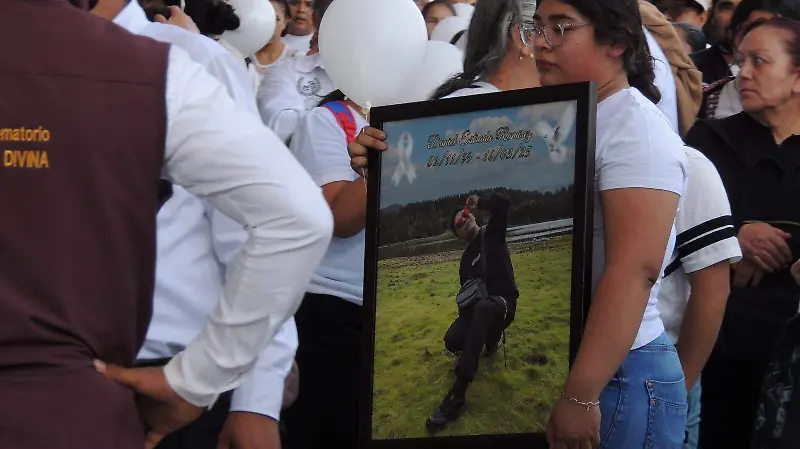 Entre aplausos y porras despiden a los ocho jóvenes víctimas de una masacre en Salamanca  